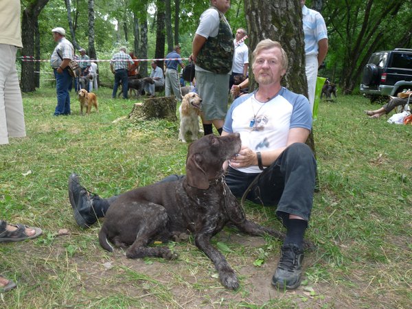 И опять прислоненный к древу М.Зернин с Фантой.jpg