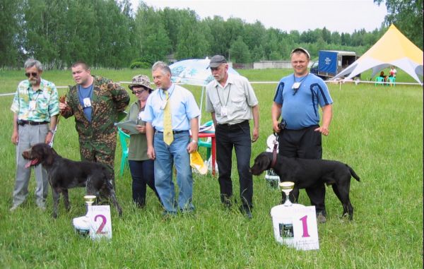 1 и 2 место кобели мл.группы с экспертной комиссией.jpg